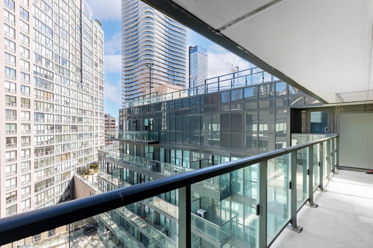 Sleek 2Br W 2Ba Walk To Uoft Sleeps 5 - 3 Beds Villa Toronto Exterior photo